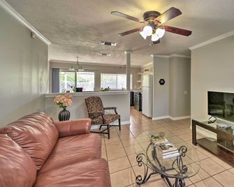 Cozy San Antonio Family Home: 3 Mi to Lackland Afb - San Antonio - Living room