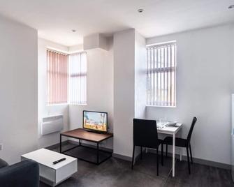 Smart 1 Bedroom Apartment in Blackburn - Blackburn - Dining room