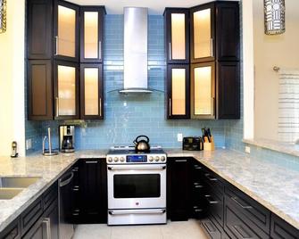 Fantastic Family Beach home with 7 beds in walking distance of the ocean! - Fort Lauderdale - Kitchen