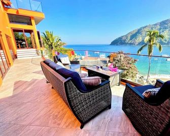 Penthouse in Yelapa, Brand New and Luxurious Casa, Sleeps 8 very comfortably - Yelapa - Balcón