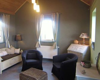 Holiday Home in Vodelee Near Lacs de L'eau D'heure - Surice - Sala de estar