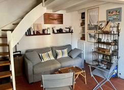 Charming studio with mezzanine and terrace - Hyères - Stue