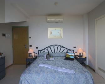 Hotel Ambasciatori - Pineto - Bedroom