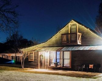 Tranquil 3br Cabin Stay | Pool & Riverwalk Access - Millbrook - Building