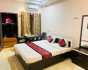 Hotel Meghmalhar Lodging - Jejūri - Bedroom