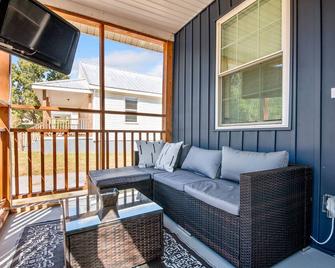 New Guntersville lake cottage - walking distance to lake and minutes to downtown - Guntersville - Soggiorno