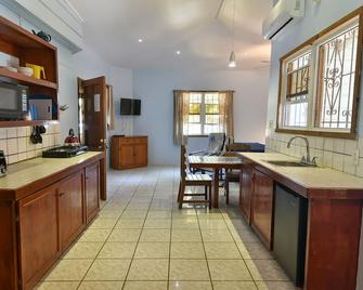 Mariposa Lodge - West End - Kitchen