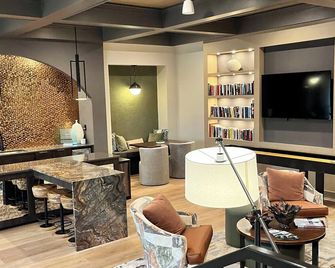 Broad Street Adjacent 4 Miles From Masters 2br/2bth Luxury Apartment Augusta Ga - Augusta - Lounge