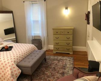 Charming Stay in Downtown Dover – Fireplace – Free Wine – 1 Block From Train - Dover - Bedroom