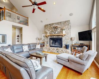 Nature lover's lakefront home with a beach, dock, fire ring, & more - Orange - Sala de estar