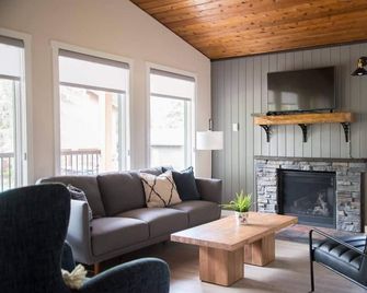 Modern 2 Bedroom Vacation Home - Hinton - Living room