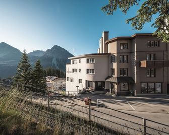 Hotel Quellenhof - Self Check-in & Adults Only - Arosa - Budova