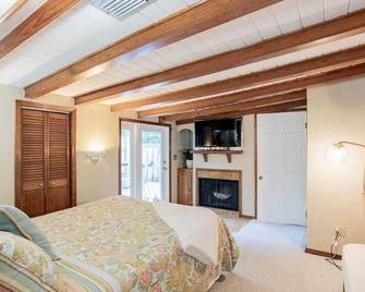 Dozing on Dog River- River Access Dock Yard - Tillmans Corner - Bedroom