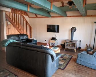 Saltwater Beach Cabin with View of Puget Sound - Shelton - Living room