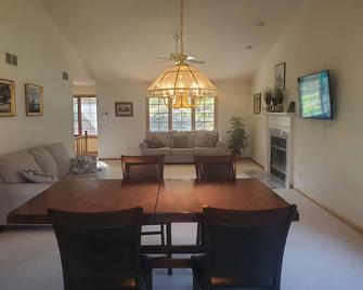 Pet FriendlyHot tub space to relax 10min from Madison, Epic, MilitaryRidgeTrail - Verona