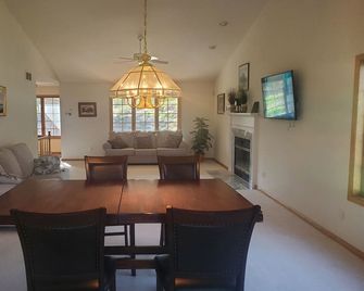 Pet FriendlyHot tub space to relax 10min from Madison, Epic, MilitaryRidgeTrail - Verona - Sala de jantar