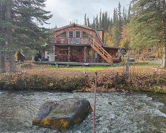 Tonsina Creek Whispers Lodge Where the Midnight Sun meets the Northern Lights - Copper Center