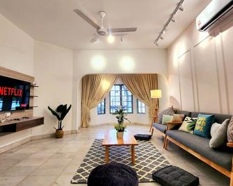 Amazing Petaling Jaya Corner Landed Home Paradigm Mall, 5 Bedroom for up to 18Pax, LDP, Kelana Jaya, Paradigm Mall - Petaling Jaya - Living room