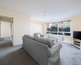 Spacious Pet Friendly 2-bed Apartment in Redhill - Redhill - Living room