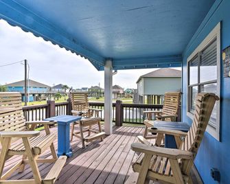 Ocean View, Deck: Colorful Crystal Beach Home! - Crystal Beach - Balcony