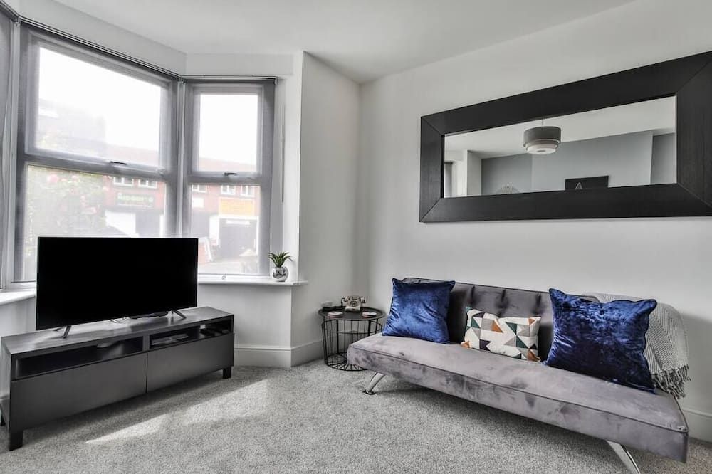 Refurbished Plush Property Great Transpo - Sheffield - Living room