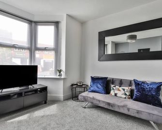 Refurbished Plush Property Great Transport Links - Sheffield - Living room