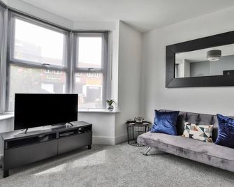 Refurbished Plush Property Great Transpo - Sheffield - Living room