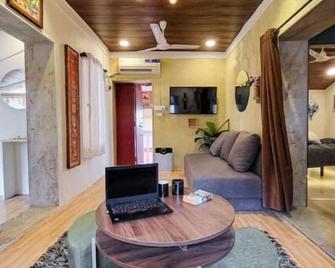 Asante -The Cottage House 2bhk At Hill Road Bandra - Bombay - Sala de estar