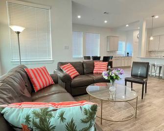 The elegant home at 5 star location close to highway 59 within beautiful park - Rosenberg - Living room