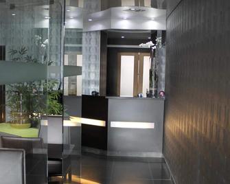 Hotel The Originals du Grand Monarque Nantes Gare - Nantes - Front desk