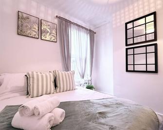 Spacious 3 bedroom house near Central London, O2, ExCel, Stratford, Tube Station & Parking Available - London - Bedroom