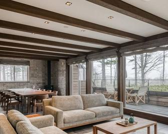 Private villa standing on a beautiful hill in Biei ☆ Vast site of 46,000 square meters ☆ Japanese-Western style room - Biei - Living room