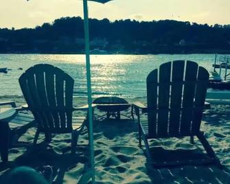 Condo with Private Beach. Incredible water views - Sea Bright - Patio