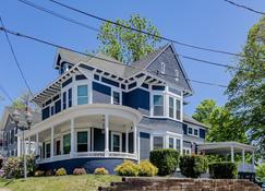 The Victorian Lakehouse - Laconia - Building