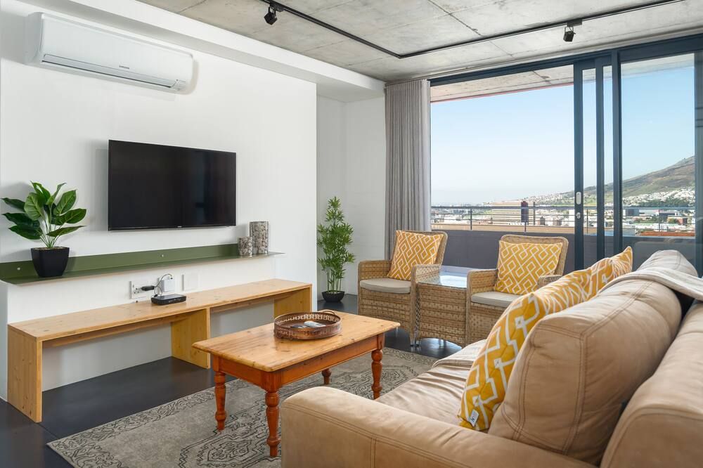 Fortyonl 702 - קייפ טאון - סלון