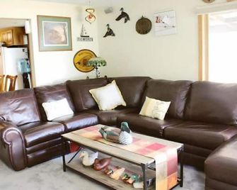 Entire 3 Bedroom Lake House in Beaver Dam - Beaver Dam - Living room