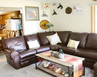 Entire 3 Bedroom Lake House in Beaver Dam - Beaver Dam - Huiskamer