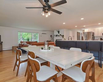 Amazing Huge 6 Bdrm Sebago Lake Waterfront Home - Raymond - Dining room