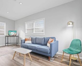Housepitality - The Restful Studio - Cozy - Newark - Living room