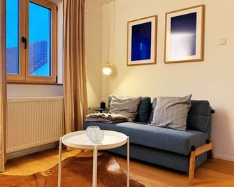 Charmantes Apartment - für 2-4 Personen - modern, ruhig, Parkplatz - Passau - Wohnzimmer