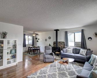 Cozy getaway minutes from downtown Polson - Polson - Living room