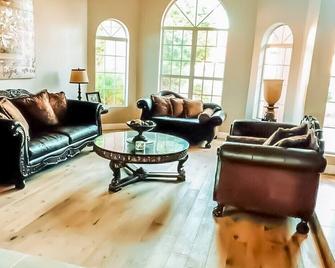 Spacious Mountain View 4 -bedroom home with Pool/Hot Tub. Pet Friendly! - Ahwatukee - Living room