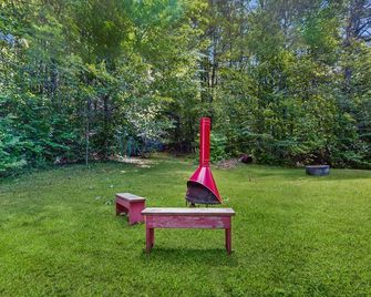 Charming gingerbread A-frame situated on 3 acres, woodstove, A/C, deck - Windham - Patio