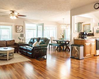 Lakefront Open Concept Gem - Brooklyn - Living room