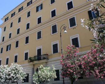 Colosseum New Charming Apartment - Rome - Building