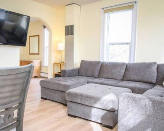 Palmer House, Studio 2, Cozy Downtown Space, Sleeps 4! - Baker City - Living room