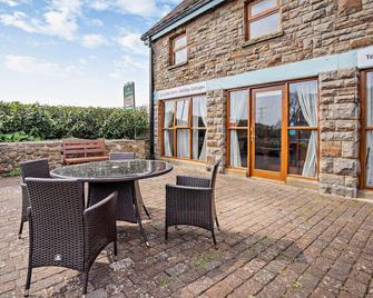 Tyncellar Farm Holiday Cottages - The Stables - Pyle - Patio