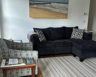 Charming 2 bedroom apartment in the heart of Greenport. - Greenport - Sala de estar