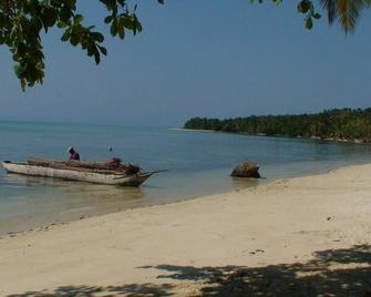 Ile Sainte Marie Wood House On The Beach With Garden Facing The Lagoon East Coast - Ile aux Nattes - Playa