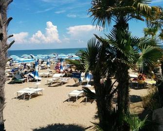 app. no. 8 Elite condo with pool, sunbeds and play area, wi-fi - Eraclea - Strand